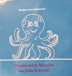 Książeczka i kolorowanka w jednym. Pokazuje jak radzić sobie z emocjami , pomaga się uorać z trudnymi sytuacjami.